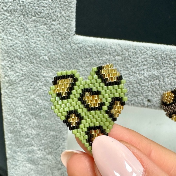 NWT Soft Green Medium Studs Beaded Heart Studs Wholesale Earrings - Picture 4 of 5